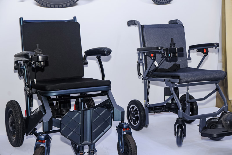 Best Furniture Materials for Elderly: Solid Wood, Metal vs. Impact-Resistant Upholstery