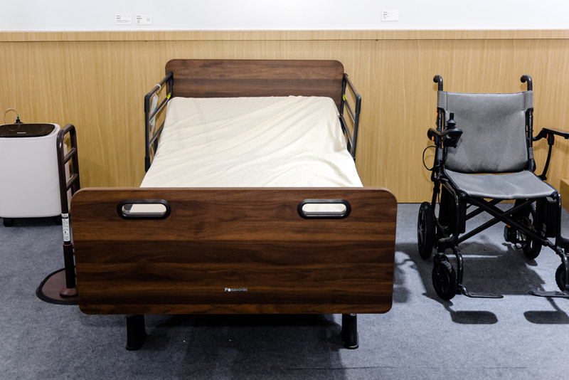 Best Furniture Materials for Elderly: Solid Wood, Metal vs. Impact-Resistant Upholstery