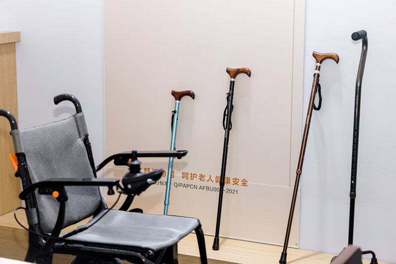 Best Furniture Materials for Elderly: Solid Wood, Metal vs. Impact-Resistant Upholstery